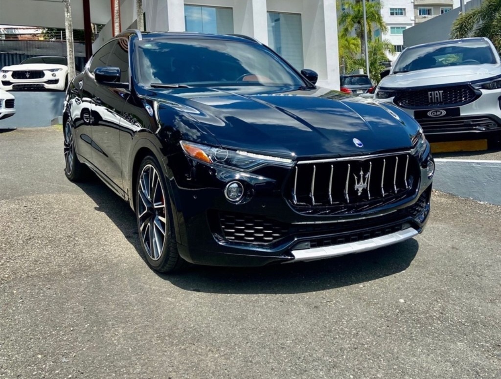 carros.charlies.dealer.Maserati.negra_