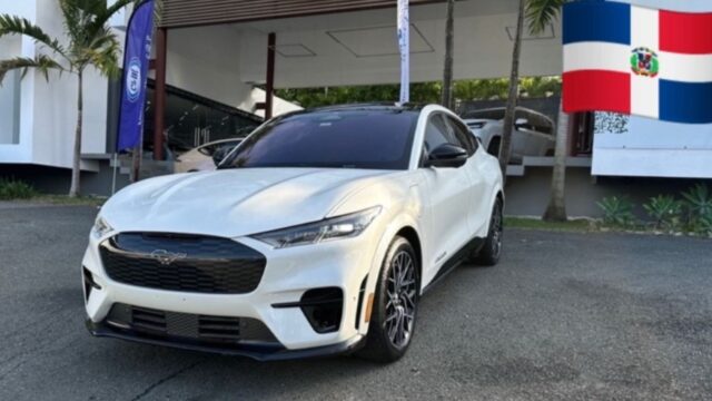 carros.charlies.dealer.carro_.ford_.mustand.mach-e.primium.awd_.2023.us74400.blanco.1