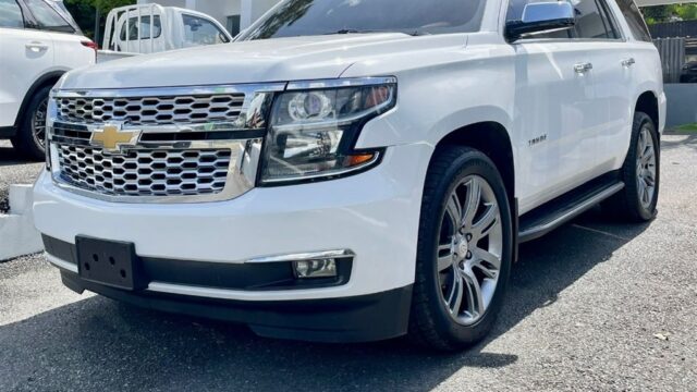 carros.charlies.dealer.chevrolet.tahoe_.2015.us27mil.1-3