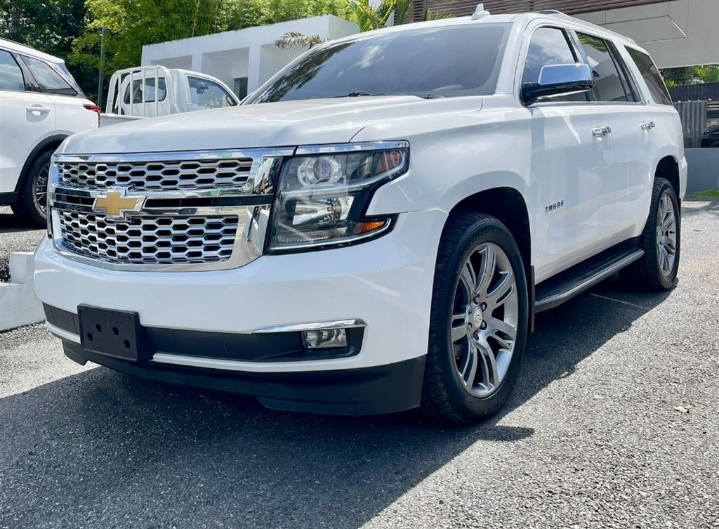 carros.charlies.dealer.chevrolet.tahoe_.2015.us27mil.1-3