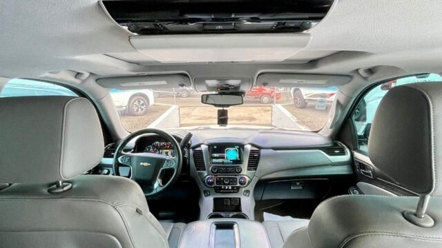 carros.charlies.dealer.chevrolet.tahoe_.2015.us27mil.2