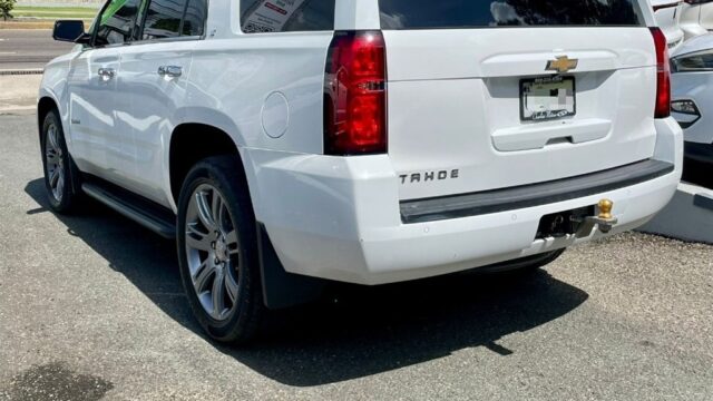 carros.charlies.dealer.chevrolet.tahoe_.2015.us27mil.4
