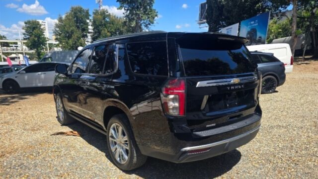carros.charlies.dealer.chevrolet.tahoe_.highcountry.duramax.2023.us93000.negra_.4-5