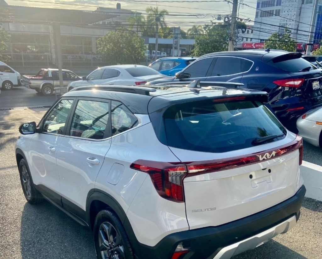 carros.charlies.dealer.kia_.seltos.2026.blanca.us28490.4