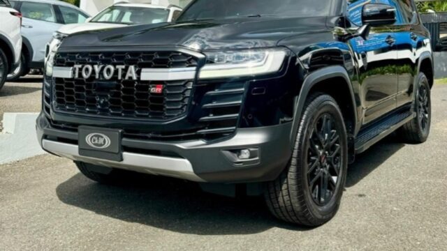 carros.charlies.dealer.toyota.landcruiser.grsport.2025.us169.900.2-1